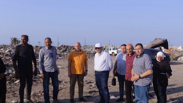 رفع المخلفات وتراكمات القمامة بمنطقة شطا في دمياط