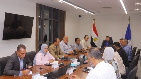 محافظ دمياط يعقد اجتماعا مع رؤساء الوحدات المحلية والمدن الجدد