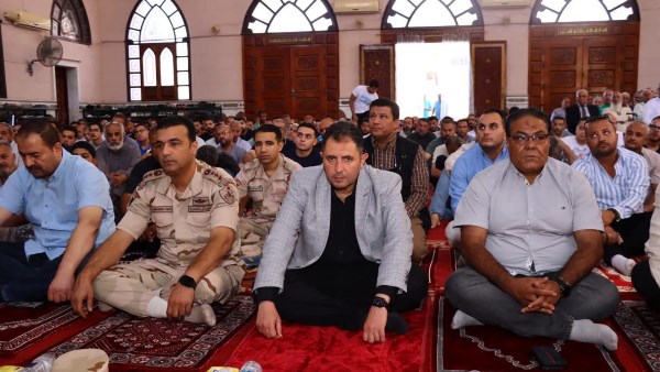 محافظ دمياط يؤدي صلاة الجمعة بمسجد قِباء