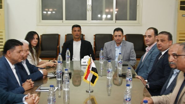 وزير الصناعة يفتتح مصنعاً للأثاث ويتفقد 5 مصانع بمدينة الأثاث بدمياط
