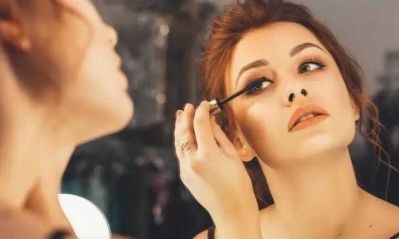 تفسير حلم التزين والملابس المبهجة