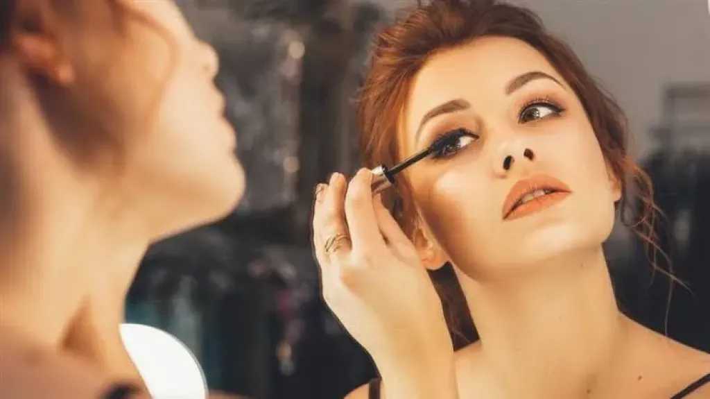 تفسير حلم التزين والملابس المبهجة