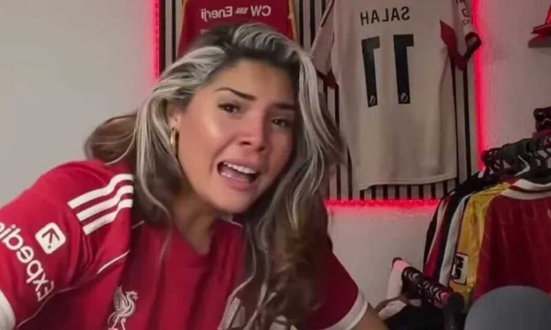 مشجعة ليفربول الشهيرة هانيفا تنهار بعد انتقال محمد صلاح إلى طرابزون سبور: ستظل أسطورة النادي