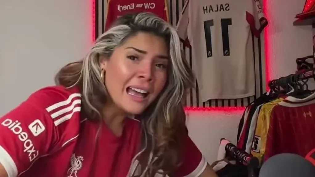 مشجعة ليفربول الشهيرة هانيفا تنهار بعد انتقال محمد صلاح إلى طرابزون سبور: ستظل أسطورة النادي