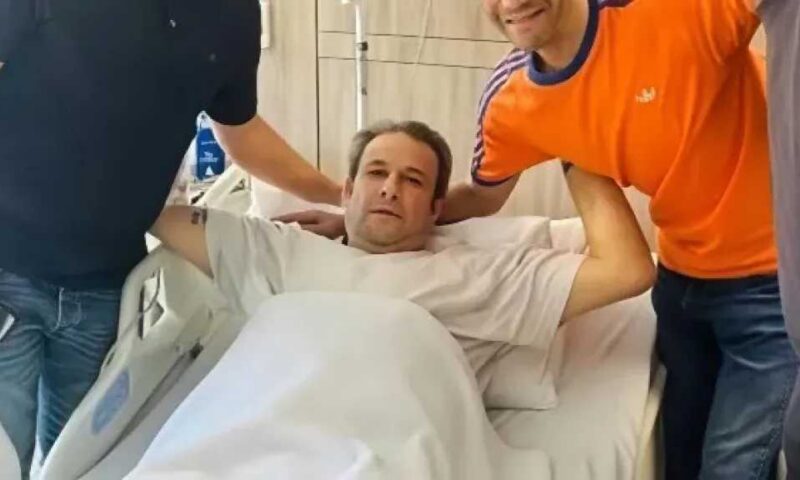 أيمن منصور يمر بأزمة صحية.. وإعلامي يطالب بالدعاء لنجم الزمالك السابق
