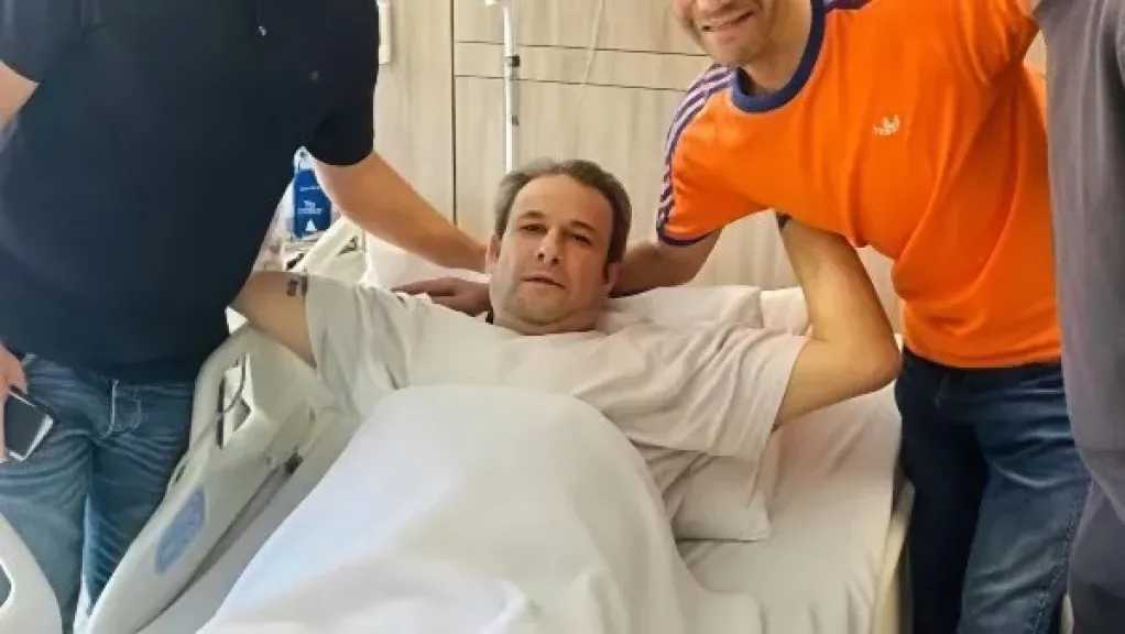 أيمن منصور يمر بأزمة صحية.. وإعلامي يطالب بالدعاء لنجم الزمالك السابق