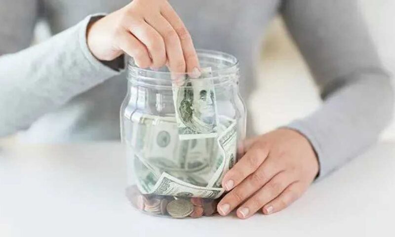 كيف تبدأ الادخار من راتبك؟ خطة بسيطة