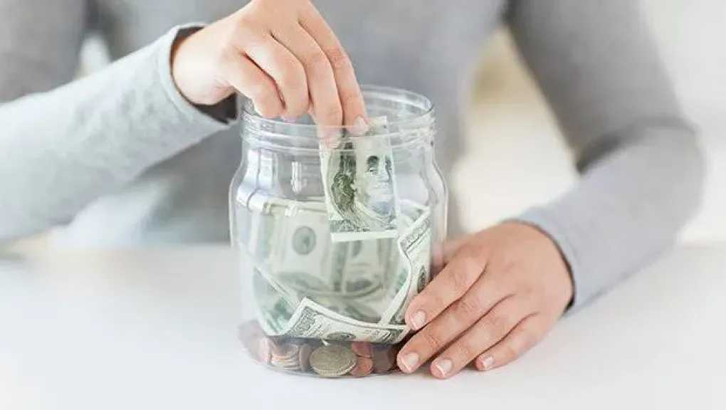 كيف تبدأ الادخار من راتبك؟ خطة بسيطة
