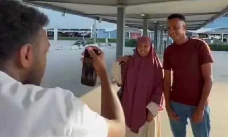 الحكم الصومالي عمر أرتان يصل سالزبورج استعدادًا للسوبر الأوروبي
