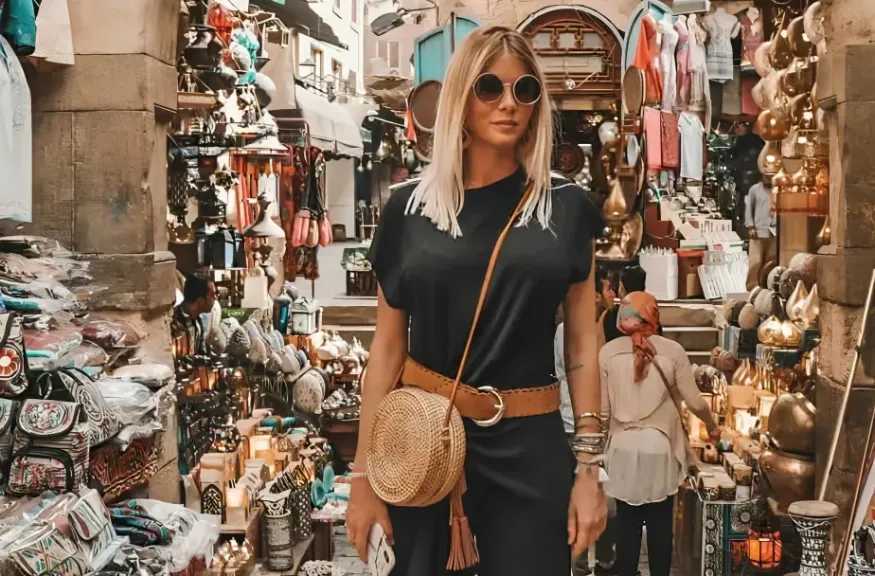 وقف الأفواج السياحية بخان الخليلي والحسين مؤقتًا لهذا السبب