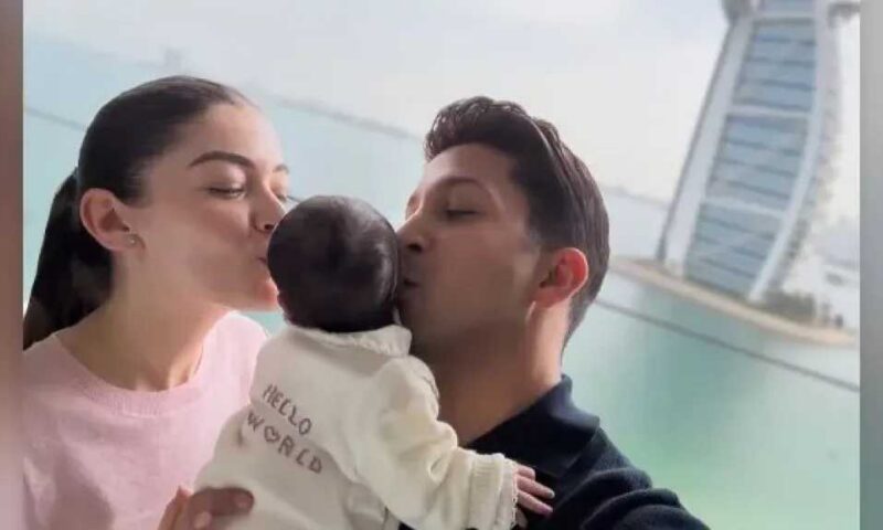 أحمد زاهر يحتفل بميلاد حفيدته الأولى «إيلا»: بقيت جدو رسمي