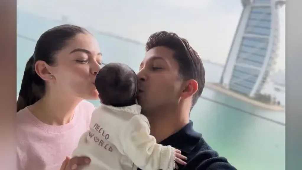 أحمد زاهر يحتفل بميلاد حفيدته الأولى «إيلا»: بقيت جدو رسمي