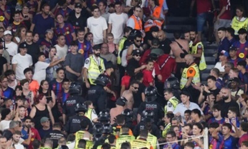 كشف سبب اشتباك جماهير برشلونة مع مشجعي الأهلي المصري