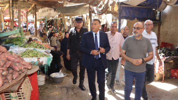 محافظ القليوبية يتفقد سوق شارع الجسر الغربي بمدينة الخصوص ويبحث إنشاء سوق حضاري