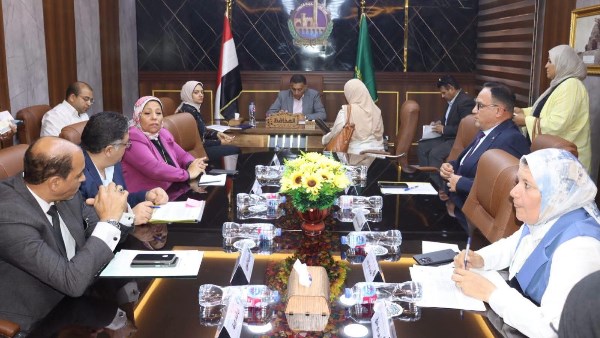 محافظ القليوبية يبحث 41 شكوى للمواطنين ويوجه بسرعة تنفيذ الحلول