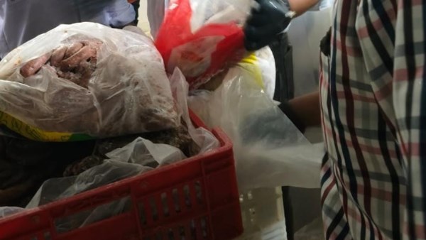 ضبط 7 أطنان مصنعات لحوم فاسدة داخل مصنع بالعبور في القليوبية