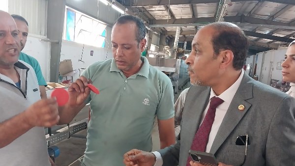 ضبط مصنع غير مرخص لإنتاج البسكويت بكفر شكر والتحفظ على 1.8 طن خامات ومنتجات