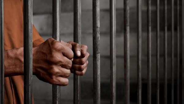 ضبط 3 عاطلين لقيامهم بسرقة صاحب محل ملابس وإصابته بجرح نافذ في شبرا الخيمة