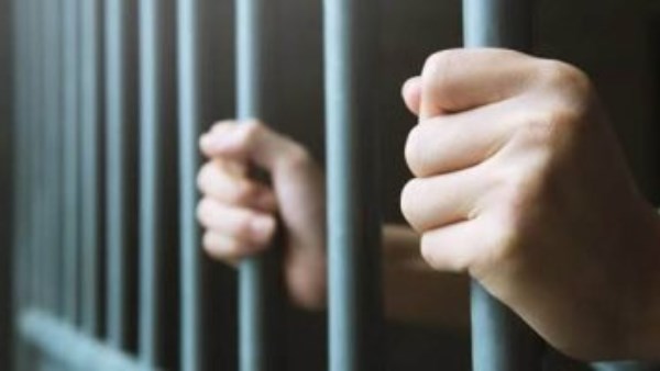 حبس المتهمين بسرقة صاحب محل ملابس وإصابته بجرح نافذ في شبرا الخيمة