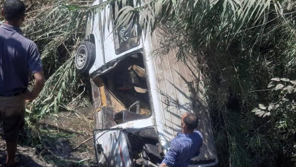 إصابة 5 أشخاص في حادث سقوط سيارة أجرة بترعة ببنها