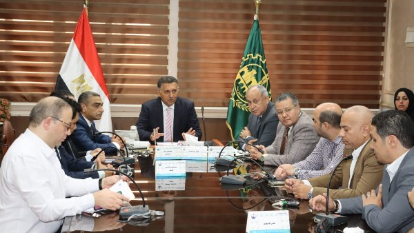 ملصق تعريفي على سيارات الإسعاف .. محافظ القليوبية يوجه بجدول أسبوعي لاستقبال مصابي الحوادث بالمستشفيات