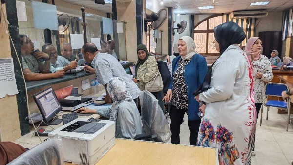 رئيس حى غرب شبرا الخيمة تتابع ميدانيا شكاوى المواطنين بالمركز التكنولوجي