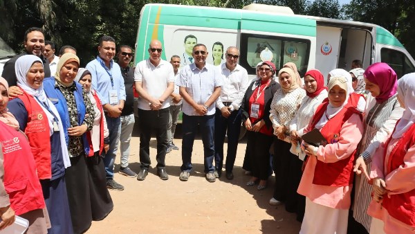 محافظ القليوبية يتفقد القافلة الطبية بكفر شكر