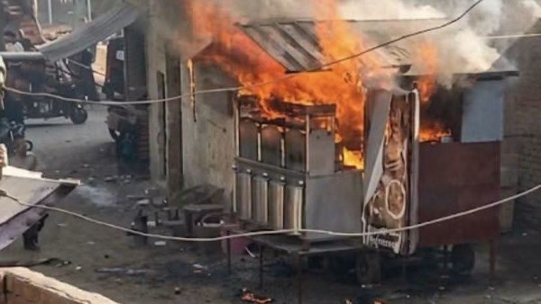 حريق يلتهم عربة كبدة أمام مجلس مدينة كفر شكر .. والسيطرة عليه دون إصابات