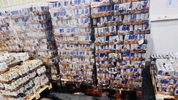 ضبط 13.5 طن مشروبات طاقة فاسدة بمخزن غير مرخص في العبور قبل طرحها بالأسواق