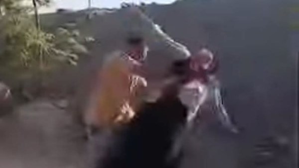 سباك وشقيقه ووالدتهما يعتدون على طليقته خلال عودتها من العمل بكفر شكر