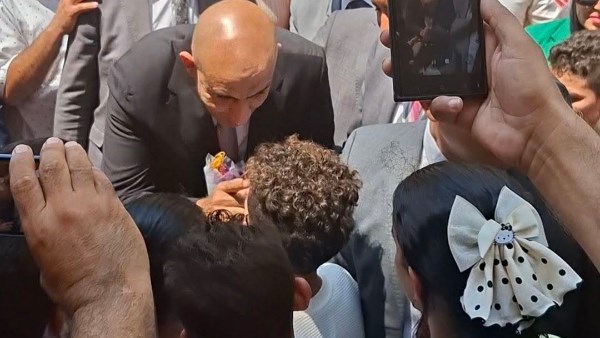 احلق شعرك.. وزير التعليم يداعب طالبا خلال افتتاح مدرسة بالقليوبية