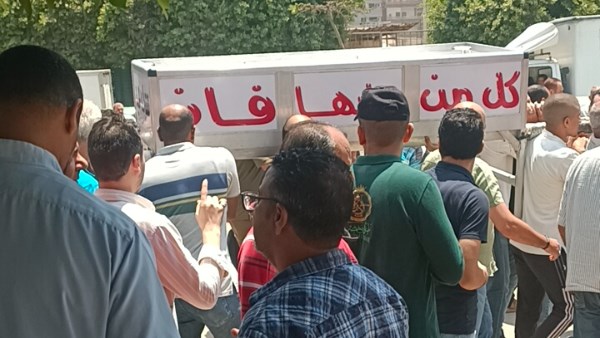 الحزن يكسو قلوب الناس ..أهالي زفتي في جنازة مهيبة في وداع ضحايا حادث المنزل المنهار ..فيديو وصور
