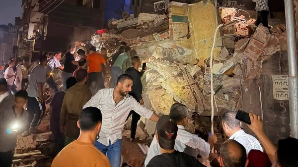 انتشال أول جثـ مان لسيدة من تحت أنقاض عقار زفتى المنهار