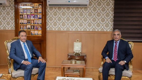 رئيس جامعة طنطا يقدم التهنئة لمدير أمن الغربية