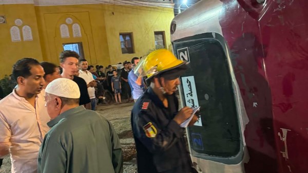 ضبط قائد أتوبيس الغربية بتهمة الإهمال عقب انقلابه .. صور