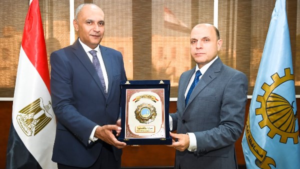 محافظ الغربية يكرّم وكيل الصحة تقديرًا لمسيرته المتميزة وخدمته للقطاع الصحي.. صور
