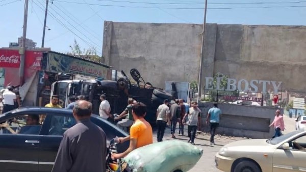 انقلاب سيارة نقل تحمل أطنان من زيوت الطعام التموينية بالمحلة .. صور