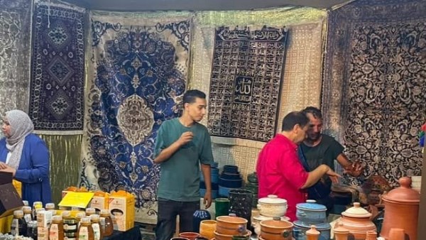 أيادي مصر بالغربية تحمل عراقة الدلتا إلى كنوز مطروح.. عسل النحل والفخار والخزف والسجاد اليدوي تتصدر جناح المحافظة بحضور رئيس الوزراء ووزيرة التنمية المحلية