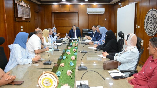 وكيل التعليم بالغربية يناقش قرارات انضباط المدارس وسد عجز المعلمين استعداد للعام الدراسي الجديد