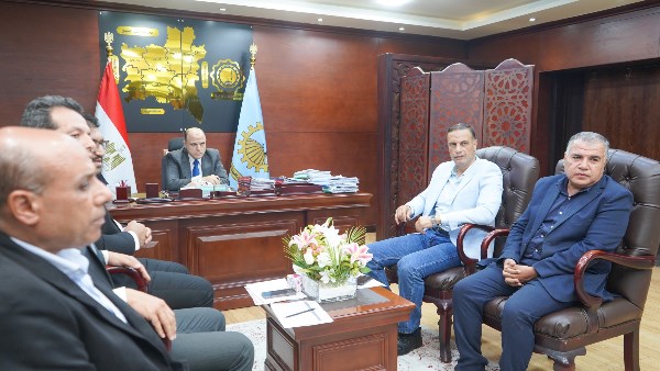 خدمة المواطن أولًا .. محافظ الغربية يواصل لقاءه بالأهالي ويتابع الاستجابة لمطالبهم | صور