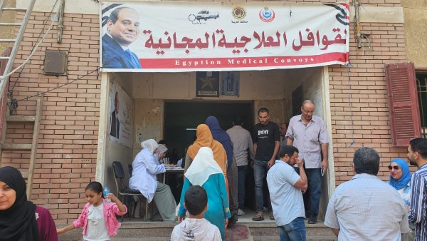 محافظ الغربية يتابع القافلة الطبية بإشناواي بمركز السنطة ويعلن تقديم الخدمة لـ 2278 مواطنا