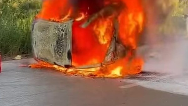 ماس كهربائي.. انفجار تانك سيارة ميكروباص يعطل حركة المواصلات بخط طنطا – السنطة”| صور