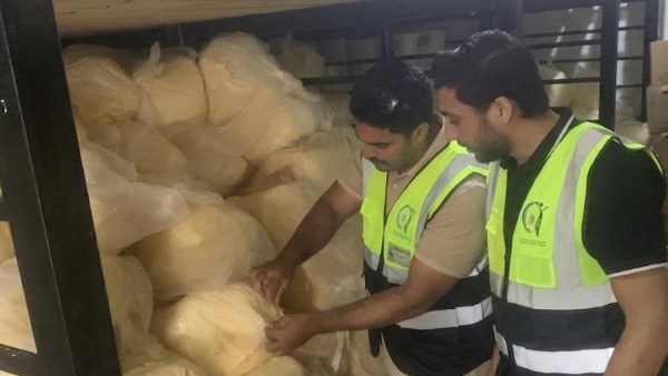 ضربة استباقية.. ضبط 10 أطنان زبدة وقشطة مجهولة المصدر داخل ثلاجة بالغربية