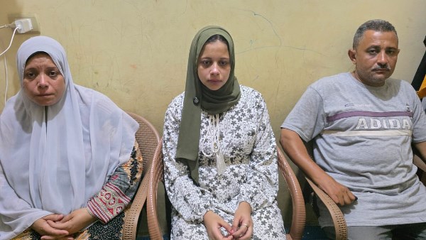 والد “ضحية حماتها” لـ صدى البلد: أسرة زوجها تصالحوا معنا وبنتي سعادتها داخل بيت زوجها