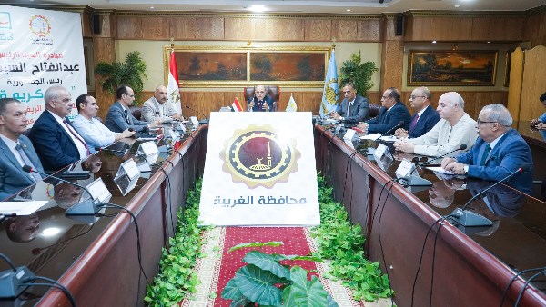 محافظ الغربية يبحث مع قيادات وزارة الزراعة دعم مزارعي ومصنعي الكتان وتذليل تحديات القطاع