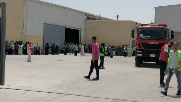 إصابة 38 عاملا بحالات اختناق في حريق مصنع ملابس بالعاشر من رمضان