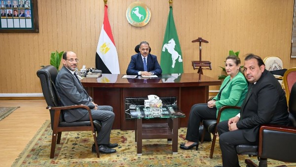 محافظ الشرقية يبحث مع اللجنة الطبية العليا وبنك الشفاء المصري دعم القوافل العلاجية المجانية