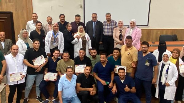 رئيس مستشفيات جامعة الزقازيق يكرم العاملين بمستشفى العاشر الجامعي تقديرًا لجهودهم
