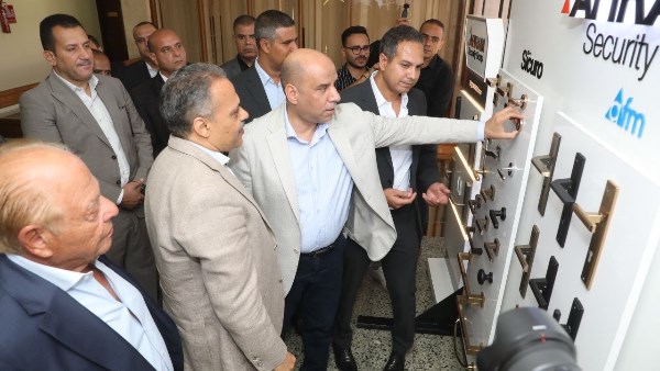 1.2 مليار جنيه طاقة إنتاجية سنوية.. تفاصيل جولة وزير العمل ومحافظ الشرقية بمصنع الأهرام بالعاشر من رمضان