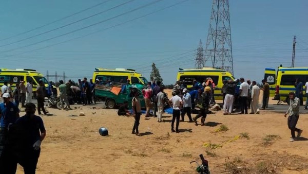 محافظ الشرقية يتابع الحالة الصحية لـ32 مصابا في حادث تصادم سيارتين لنقل العمال وينعى 15 من الضحايا